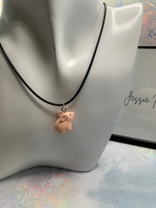 Collier cochon mignon sur corde 17''