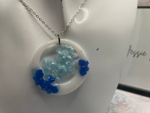 Collier Fleur Bleue et Papillon - 23'' SANS NICKEL