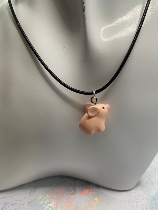 Collier cochon mignon sur corde 17''