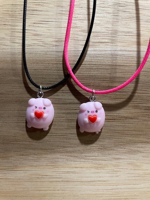 Collier cochon mignon sur corde 17''
