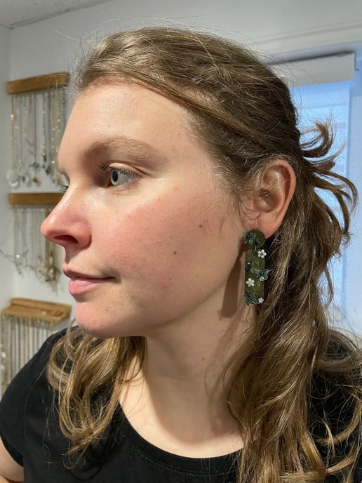 Boucles d'oreilles rectangulaires vertes avec papillons+fleurs - Sans Nickel