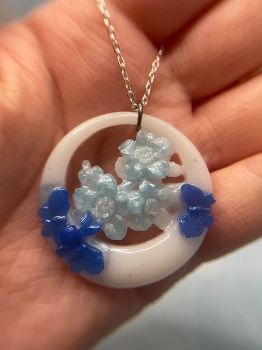 Collier Fleur Bleue et Papillon - 23'' SANS NICKEL