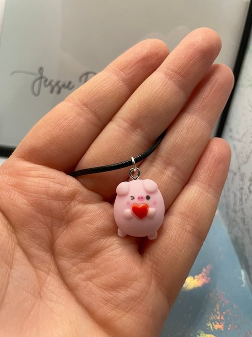 Collier cochon mignon sur corde 17''