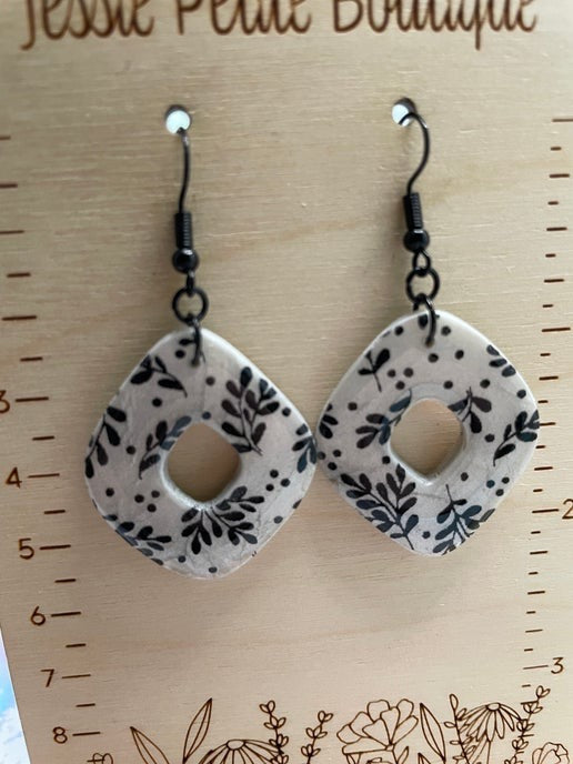 Boucles d'oreilles à fleurs noires sur argile blanche