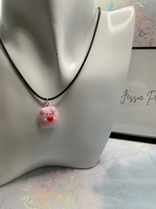 Collier cochon mignon sur corde 17''