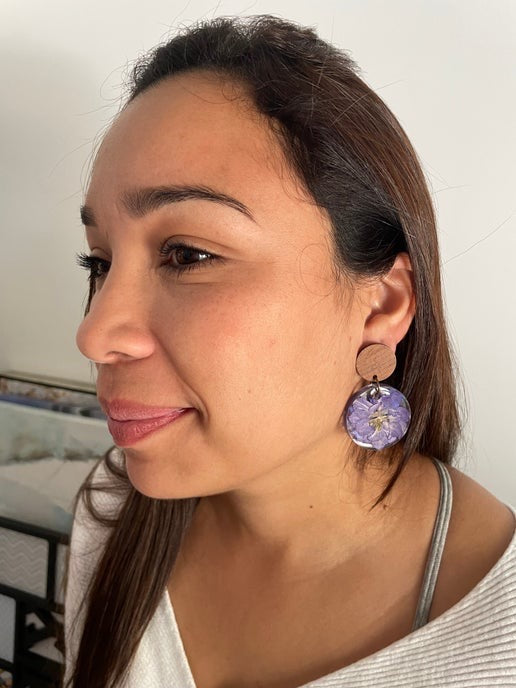 Boucles d'oreilles rondes fleur mauve - SANS NICKEL