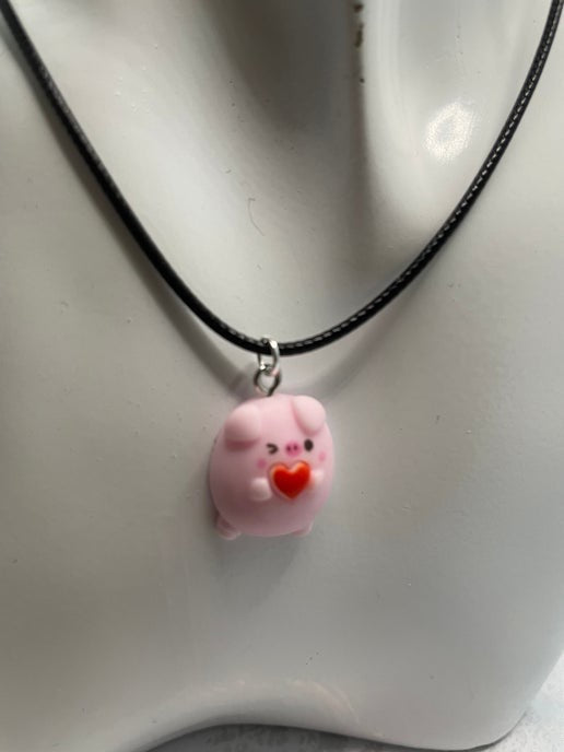 Collier cochon mignon sur corde 17''