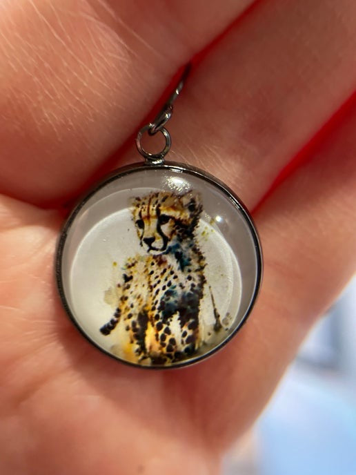 Boucles d'oreilles guépard sur cabochon noir métallique