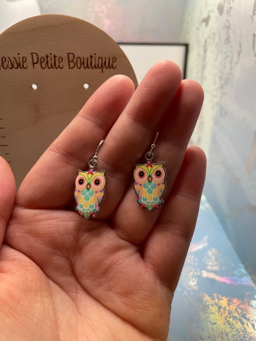 Boucles d'oreilles pendantes en émail motif hibou (4 options de couleurs)