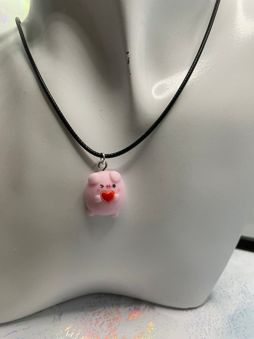 Collier cochon mignon sur corde 17''