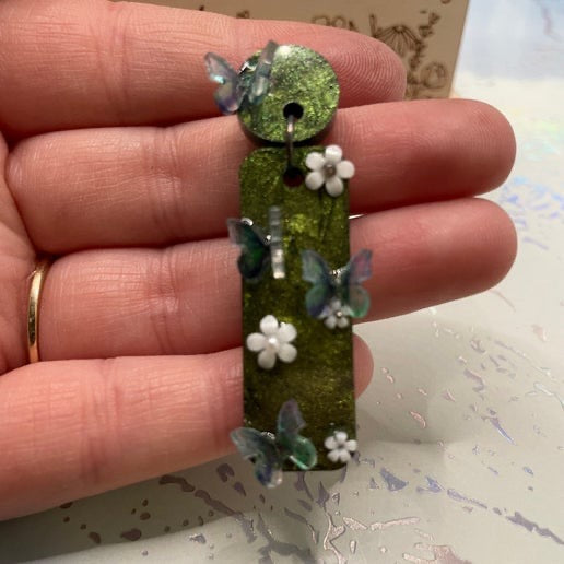 Boucles d'oreilles rectangulaires vertes avec papillons+fleurs - Sans Nickel