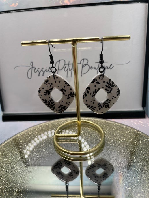 Boucles d'oreilles à fleurs noires sur argile blanche