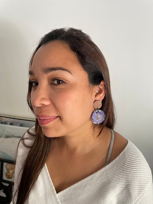 Boucles d'oreilles rondes fleur mauve - SANS NICKEL