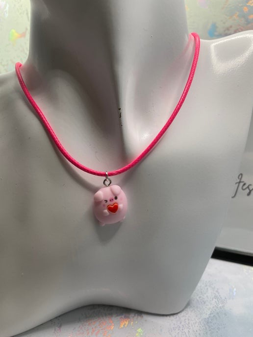 Collier cochon mignon sur corde 17''