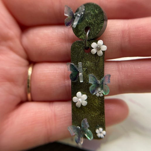 Boucles d'oreilles rectangulaires vertes avec papillons+fleurs - Sans Nickel