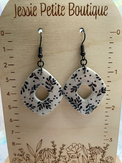 Boucles d'oreilles à fleurs noires sur argile blanche