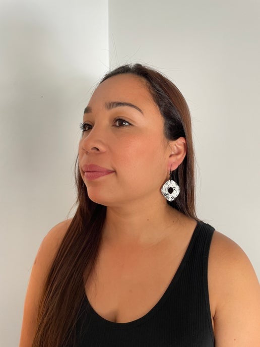 Boucles d'oreilles à fleurs noires sur argile blanche