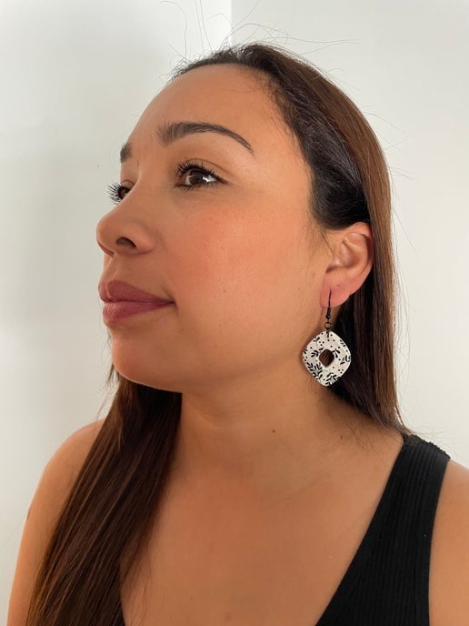 Boucles d'oreilles à fleurs noires sur argile blanche