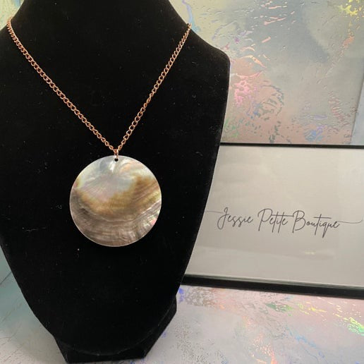 Collier coquillage rond 5cm en nacre foncé naturelle- Chaine 27 pouces rose dorée