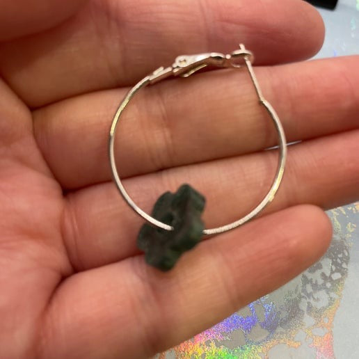 Boucles d'oreilles créoles en argent avec fleurs vert