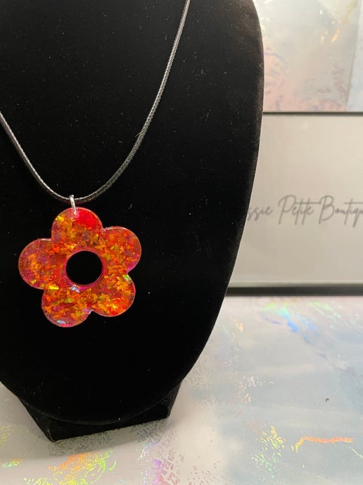 Collier fleur rose avec brillant papillon - corde 17''