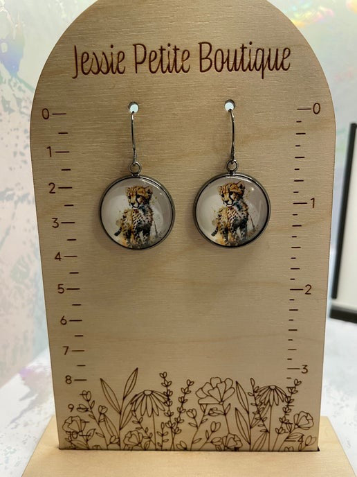 Boucles d'oreilles guépard sur cabochon noir métallique