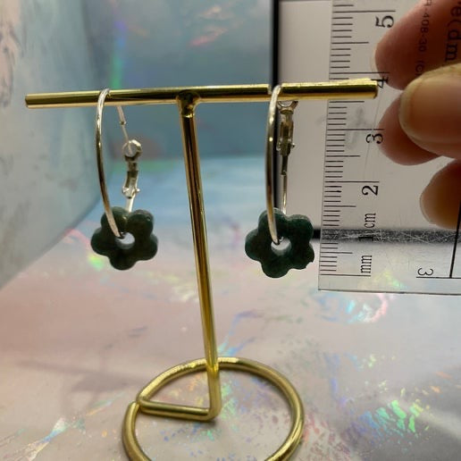 Boucles d'oreilles créoles en argent avec fleurs vert