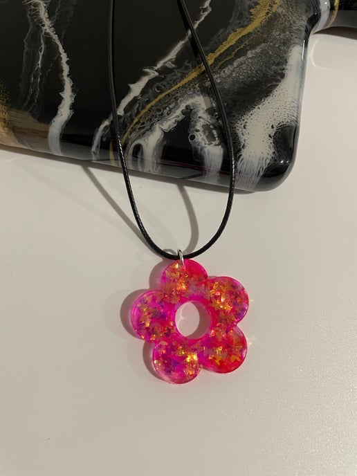 Collier fleur rose avec brillant papillon - corde 17''