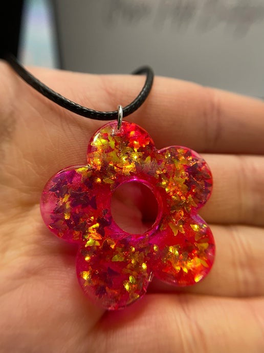 Collier fleur rose avec brillant papillon - corde 17''