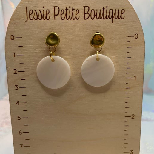 Boucles d'oreilles coquillage 2 cm avec clous ronds dorés - SANS NICKEL