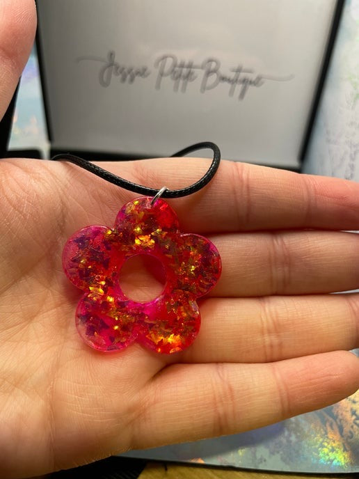 Collier fleur rose avec brillant papillon - corde 17''