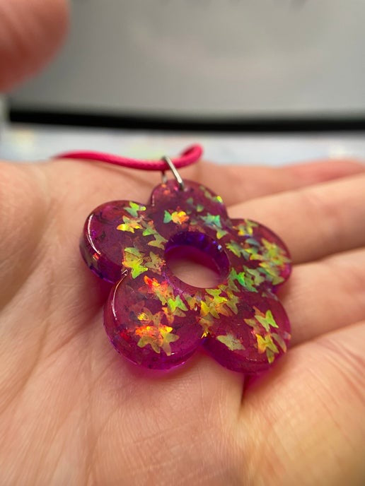 Collier fleur rose avec brillant papillon - corde 17''