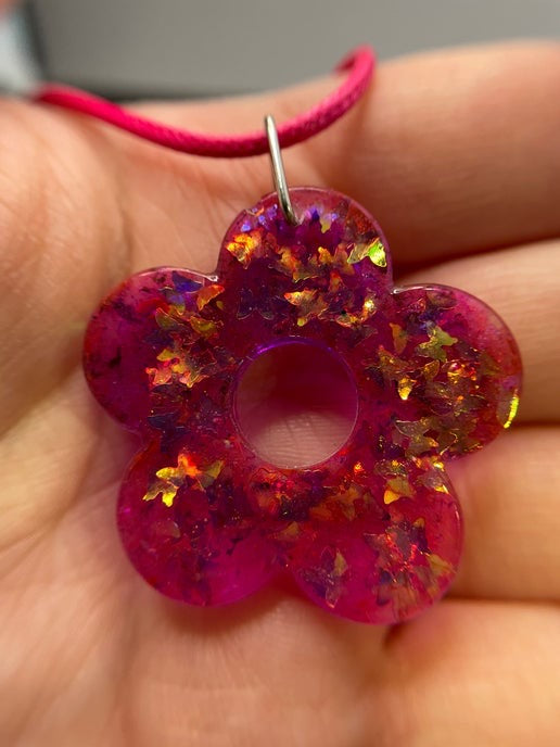 Collier fleur rose avec brillant papillon - corde 17''