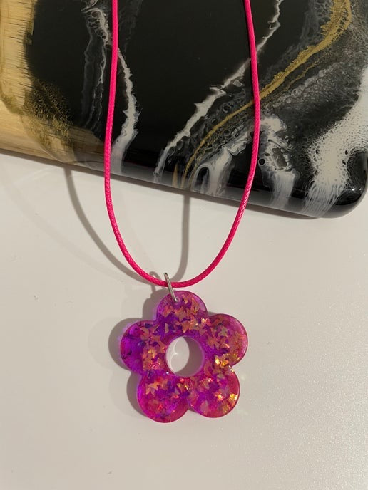 Collier fleur rose avec brillant papillon - corde 17''