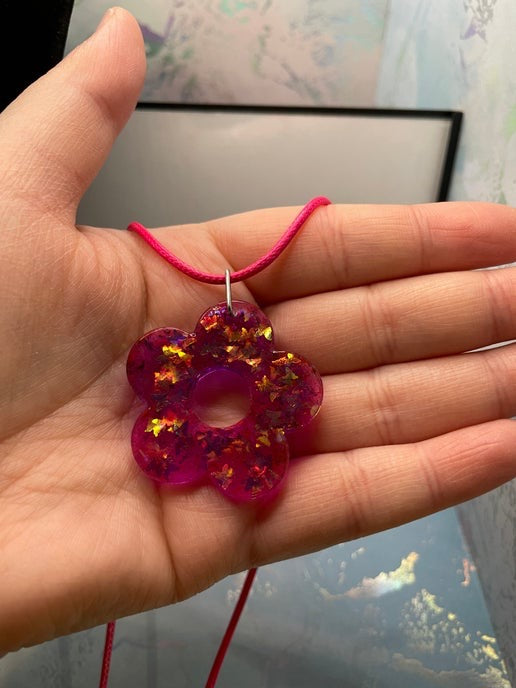 Collier fleur rose avec brillant papillon - corde 17''