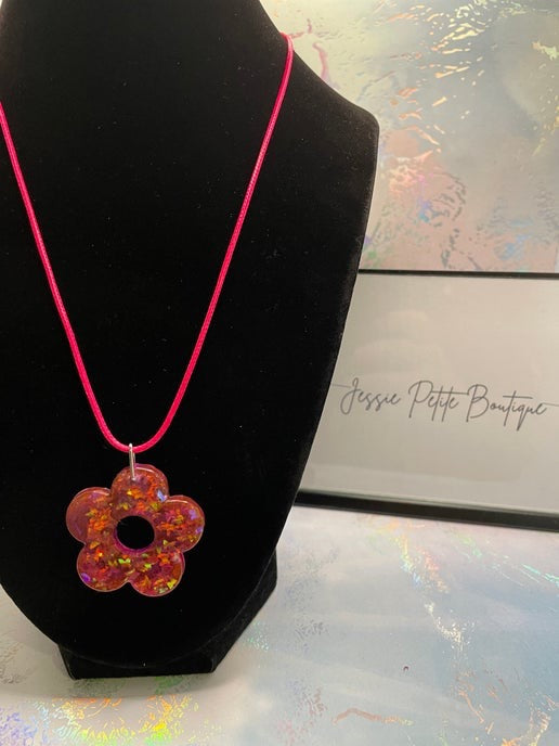 Collier fleur rose avec brillant papillon - corde 17''