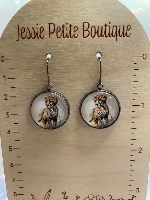 Boucles d'oreilles guépard sur cabochon noir métallique