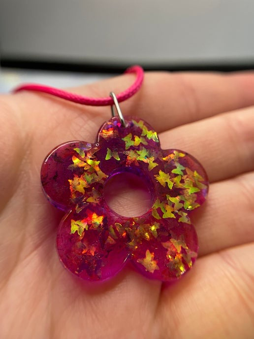 Collier fleur rose avec brillant papillon - corde 17''