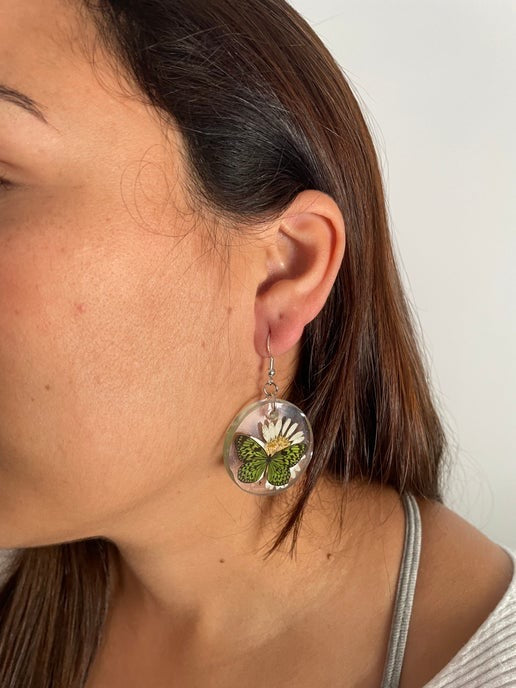 Boucles d'oreilles cercle marguerite + papillon vert- SANS NICKEL
