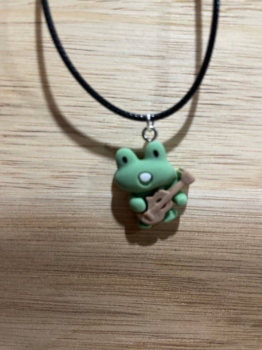 Collier grenouille jouant de la guitare - Corde 17''