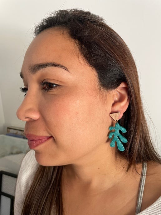 Léa : sarcelle + bouton d'oreille bois triangle -Acier inoxydable