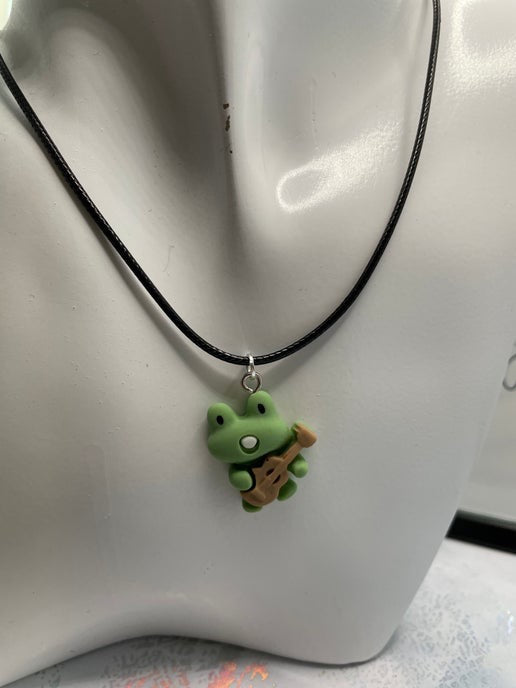 Collier grenouille jouant de la guitare - Corde 17''