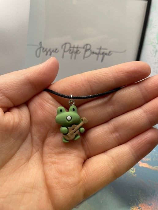 Collier grenouille jouant de la guitare - Corde 17''
