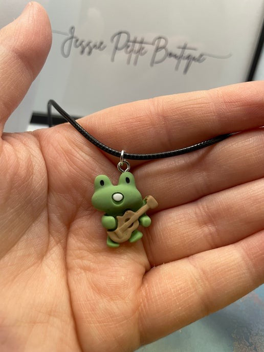 Collier grenouille jouant de la guitare - Corde 17''