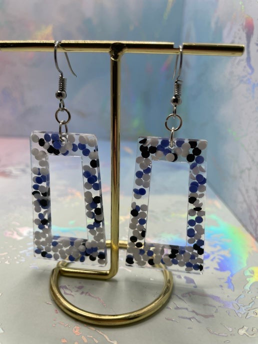 Boucles d'oreilles rectangulaires à pois bleus, blancs et noirs