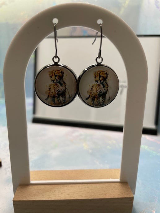 Boucles d'oreilles guépard sur cabochon noir métallique