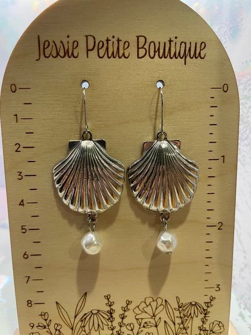 Boucles d'oreilles coquillage argenté avec perle