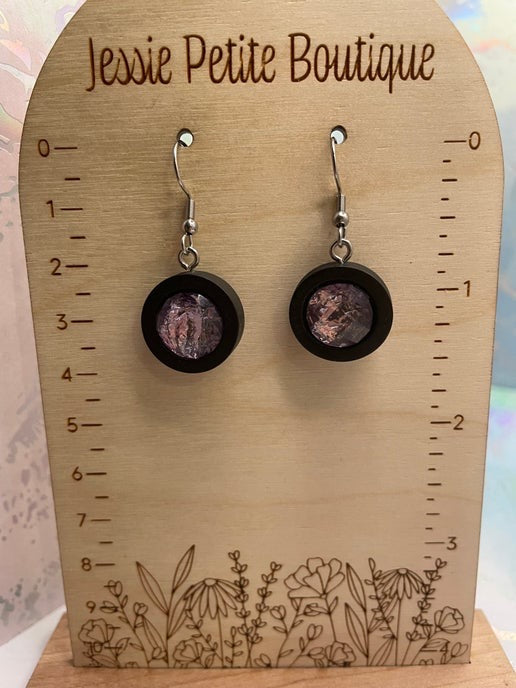 Boucles d'oreilles pendantes en fausses pierres précieuses marron sur bois noir