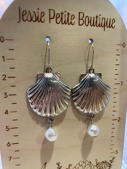 Boucles d'oreilles coquillage argenté avec perle