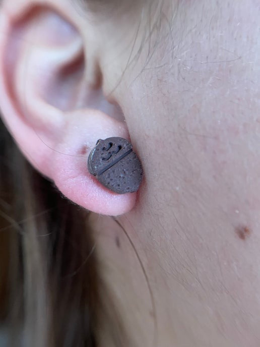 Bouton d'oreilles cocotte en argile brune